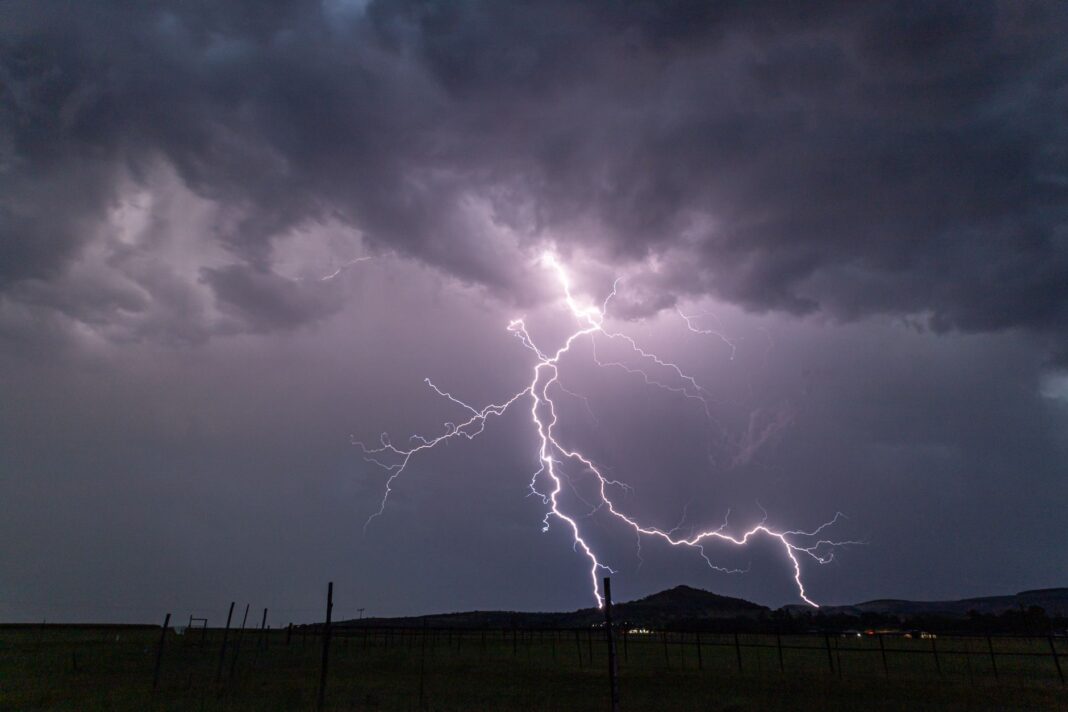 Burza z wyładowaniami atmosferycznymi nad miejscowością w RPA