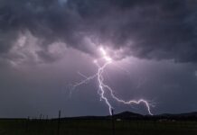 Burza z wyładowaniami atmosferycznymi nad miejscowością w RPA