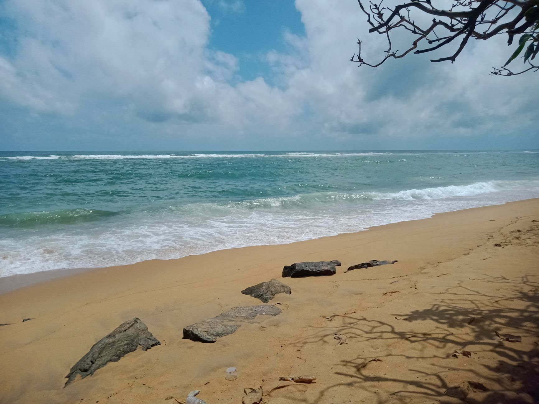 Spokojna piaszczysta plaża nad oceanem w Colombo na Sri Lance