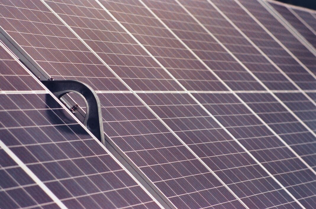 Zbliżenie na moduły fotowoltaiczne produkujące energię słoneczną