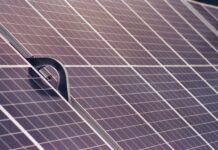 Zbliżenie na moduły fotowoltaiczne produkujące energię słoneczną
