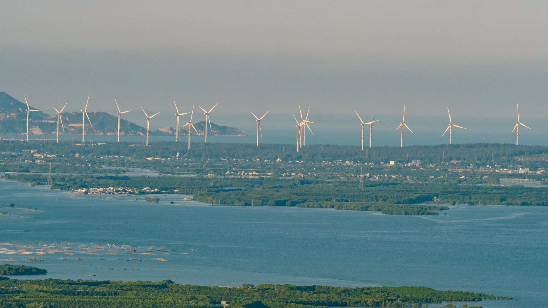 Energia wiatru a bezpieczeństwo energetyczne Polski co daje nam rozwój lądowych i morskich farm wiatrowych