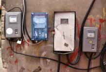 Liczniki energii elektrycznej na ścianie pokrytej graffiti