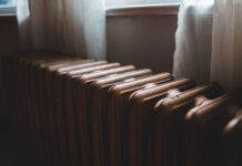Kiedy modernizacja starej kotłowni na pompę ciepła wymaga wymiany grzejników? Stary żeliwny grzejnik