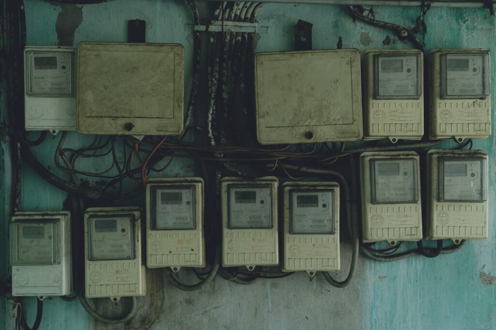Zardzewiałe skrzynki elektryczne na ścianie w Ho Chi Minh City